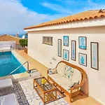 с бассейном и видом на океан в Callao Salvaje. *