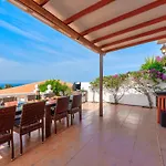 с бассейном и видом на океан в Callao Salvaje. *