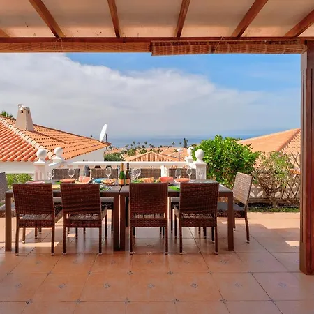 с бассейном и видом на океан в Callao Salvaje. * Callao Salvaje