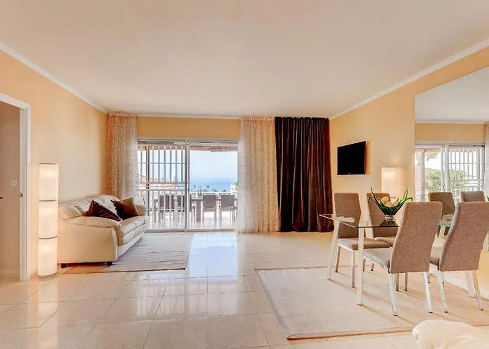 с бассейном и видом на океан в Callao Salvaje. *