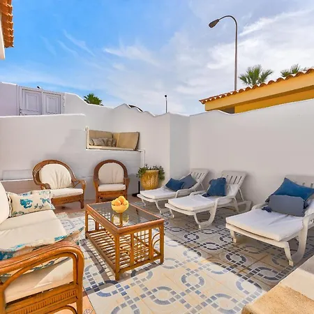 с бассейном и видом на океан в Callao Salvaje. Holiday home