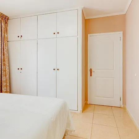 Holiday home с бассейном и видом на океан в Callao Salvaje. *